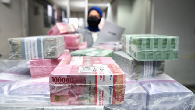 Seorang Petugas Teller PT Bank Tabungan Negara (Persero) Tbk. sedang menghitung uang kertas di Kantor Cabang Harmoni, Jakarta, Senin (18/5). Foto: Dok. BTN