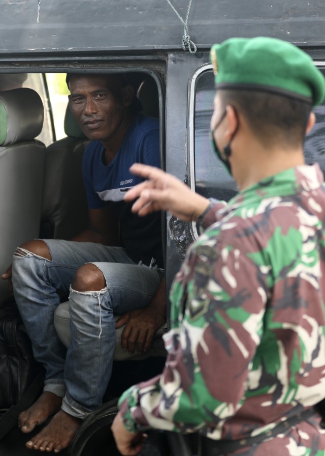 Aparat gabungan menjaring warga yang tidak memakai masker di wilayah Kota Banda Aceh. Foto: Suparta/acehkini