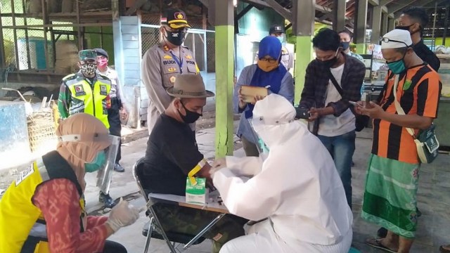Ilustrasi: Petugas dari Gugus Tugas saat lakukan pemeriksaan Rapid Test terhadap para pedagang pasar Kota Bojonegoro. Kamis (14/05/2020) lalu