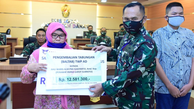 Ahli Waris Dua Pahlawan Kesehatan TNI AD Terima Santunan Asabri. Foto: Dok. TNI AD
