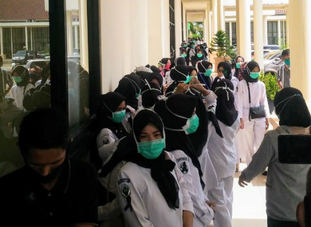 ratusan nakes di RSUD Ogan Ilir mogok kerja dan mendatangi kantor DPRD setempat. (foto: dok. istimewa)