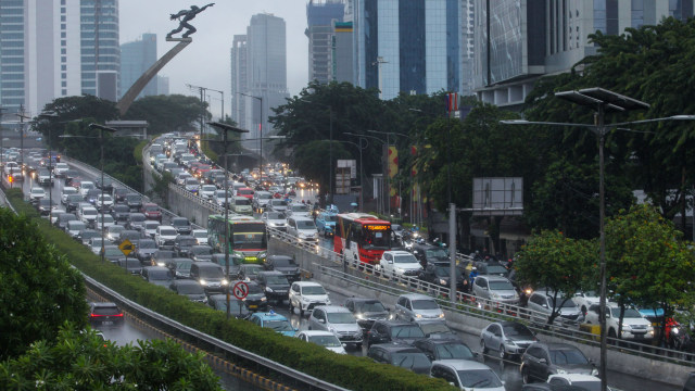 Sejumlah pengendara kendaraan bermotor mengalami kemacetan lalu lintas di Tol Dalam Kota dan Jalan MT Haryono, Pancoran, Jakarta, Senin (18/5). Foto: ANTARA FOTO/Rifki N