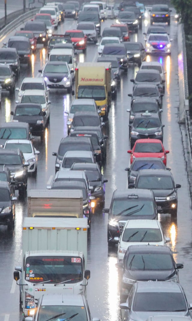 Sejumlah pengendara kendaraan bermotor mengalami kemacetan lalu lintas di Tol Dalam Kota dan Jalan MT Haryono, Pancoran, Jakarta, Senin (18/5).  Foto: ANTARA FOTO/Rifki N