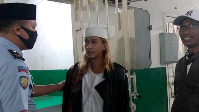 Habib Bahar bin Smith saat kembali masuk penjara. Foto: Dok. Kemenkumham