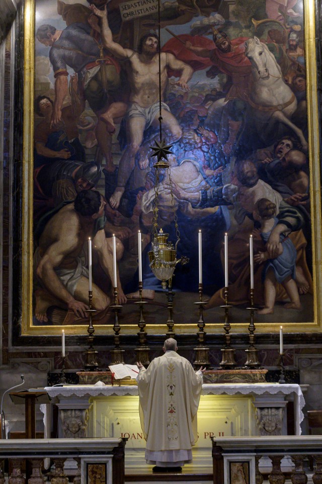Paus Fransiskus tiba memimpin misa peringatan 100 tahun kelahiran Paus Yohanes Paulus II pada hari pertama pembukaan Basilika Santo Petrus, Vatikan. Foto: Media Vatikan / via REUTERS