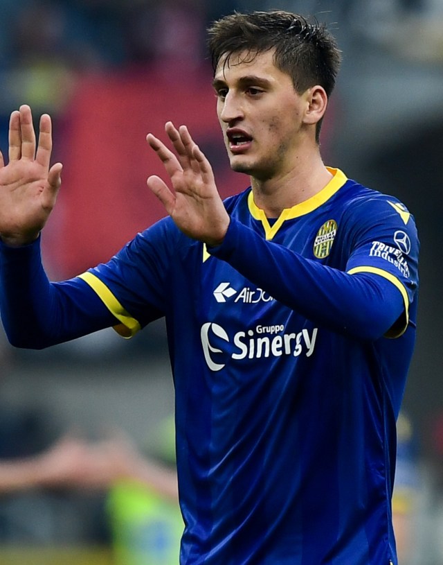 Marash Kumbulla membela Verona dalam pertandingan melawan AC Milan. Foto: AFP/Miguel Medina