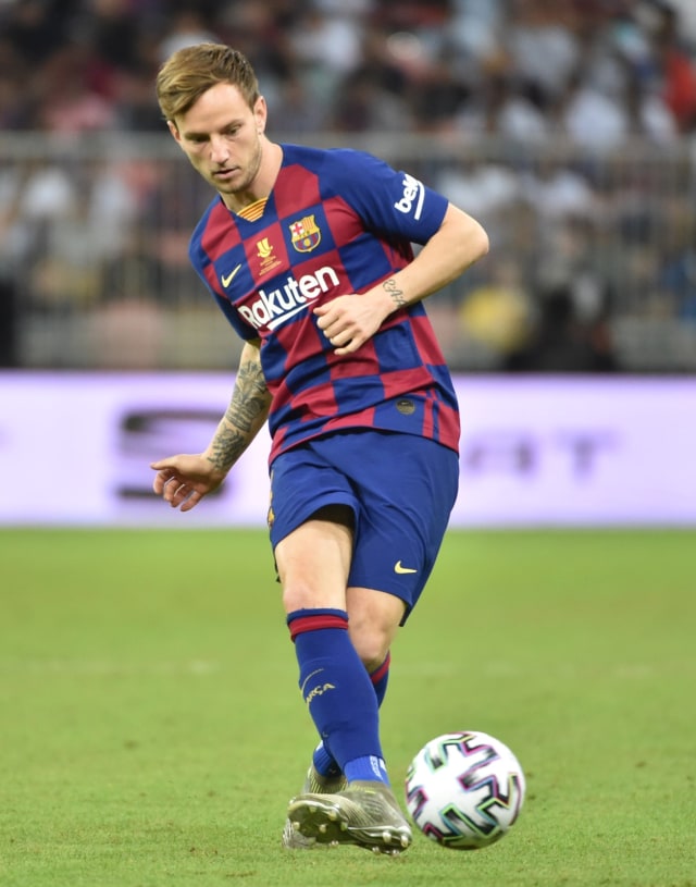 Ivan Rakitic beraksi dalam pertandingan Supercopa de Espana melawan Atletico Madrid. Foto: AFP/Fayez Nureldine