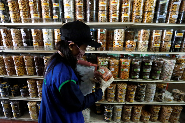 Petugas BPOM Aceh memeriksa isi parcel yang dijajakan pedagang saat razia parcel dan kue lebaran di Banda Aceh, Aceh, Selasa (19/5). Foto: ANTARA FOTO/Irwansyah Putra