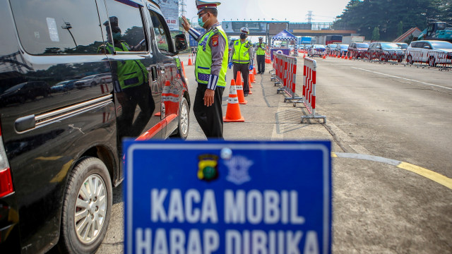Petugas kepolisian memeriksa kendaraan di gerbang tol Cikupa, Kabupaten Tangerang, Banten, Selasa (19/5/2020). Foto: ANTARA FOTO/Fauzan