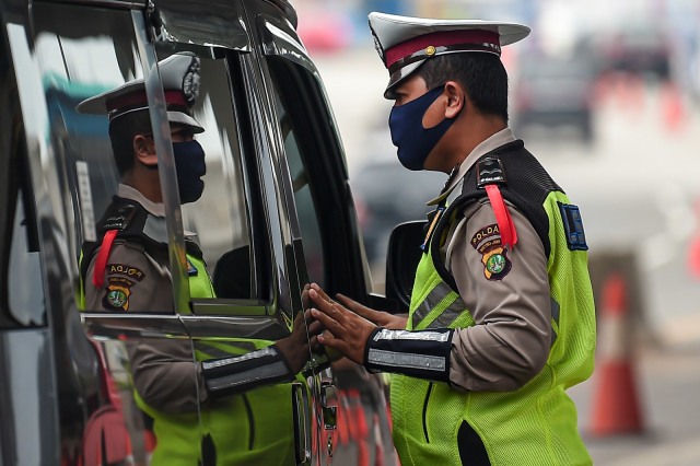 Petugas kepolisian memeriksa sejumlah kendaraan yang melintas di jalan tol Jakarta-Cikampek, Cikarang Barat, Jawa Barat, Selasa (19/5). Foto: ANTARA FOTO/Nova Wahyudi