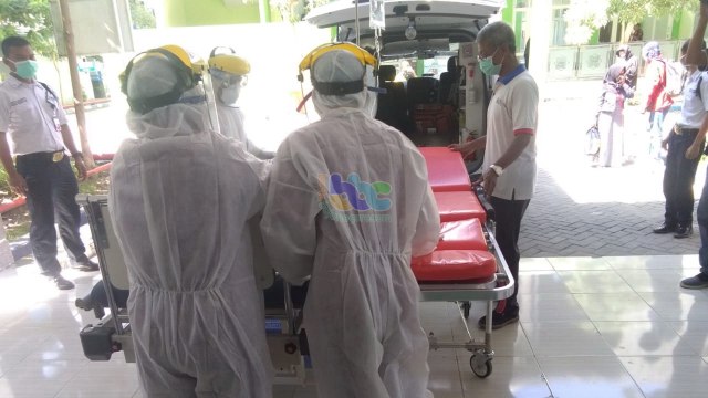 Ilustrasi: Petugas RSUD dr R Sosodoro Djatikoesoemo Bojonegoro, saat laksanakan uji coba mesin tes cepat molekuler (TCM) untuk mendeteksi virus Corona (Covid-19). Senin (18/05/2020)