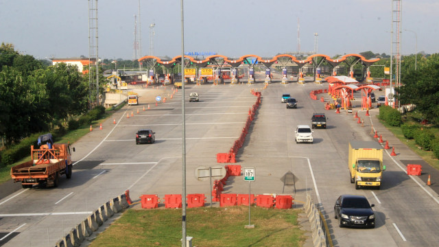 Sejumlah kendaraan melintas di Tol Cipali Palimanan, Cirebon, Jawa Barat, Selasa (19/5/2020). Foto: ANTARA FOTO/Dedhez Anggara