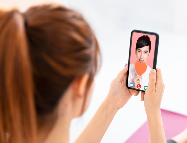 Studi: Orang yang Tak Percaya Diri Merasa Aman saat Pakai Aplikasi Kencan. Foto: Shutterstock