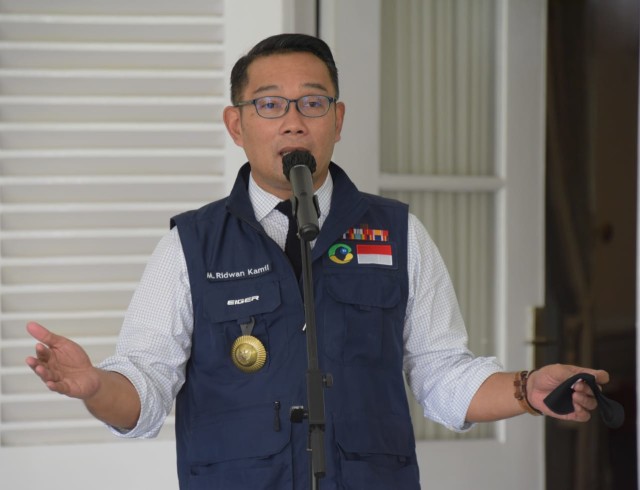 Persib Bandung serahkan bantuan penanganan virus corona kepada Pemprov Jabar. Foto: Dok. Pemprov Jabar