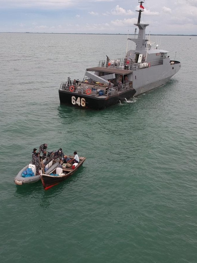 Pasukan TNI AL KRI Siwar-646 teungoh geujoek bantuan keu awak meulaot nyang na lam Seulat Malaka. Foto: Dok. KRI Siwar-646
