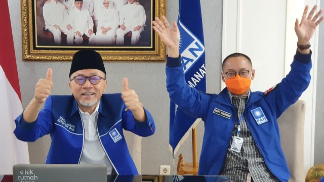 Penyaluran bansos online oleh Zulkifli Hasan dan Eddy Soeparno. Foto: Dok. PAN