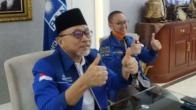 Penyaluran bansos online oleh Zulkifli Hasan dan Eddy Soeparno. Foto: Dok. PAN