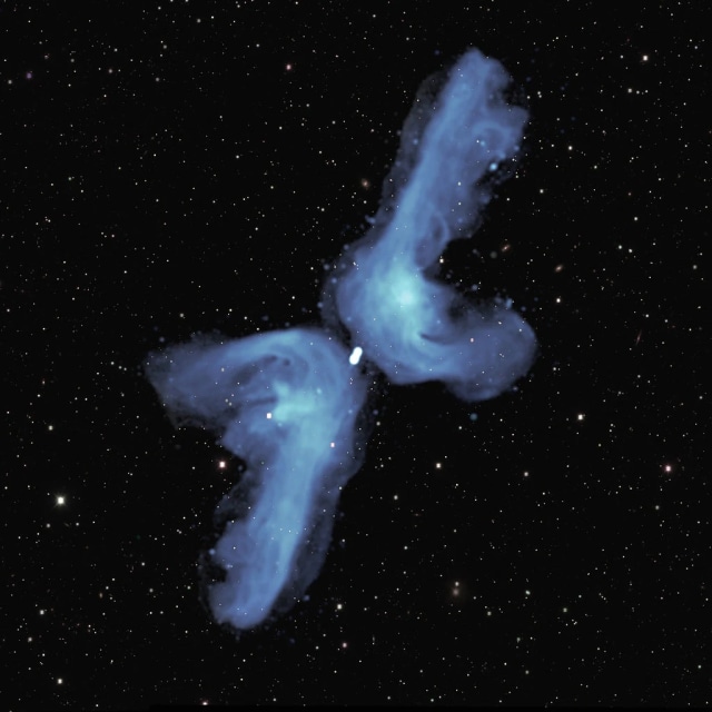 Galaksi PKS 2014-55 berbentuk X yang dilihat dari teleksop MeerKAT di Afrika Selatan Foto: NRAO/AUI/NSF