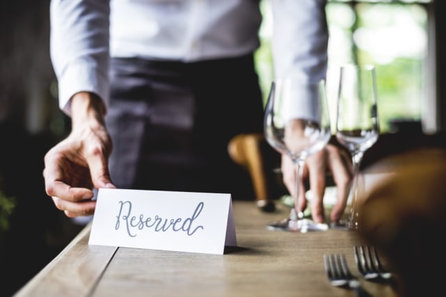 Ilustrasi reservasi restoran Foto: Shutter Stock