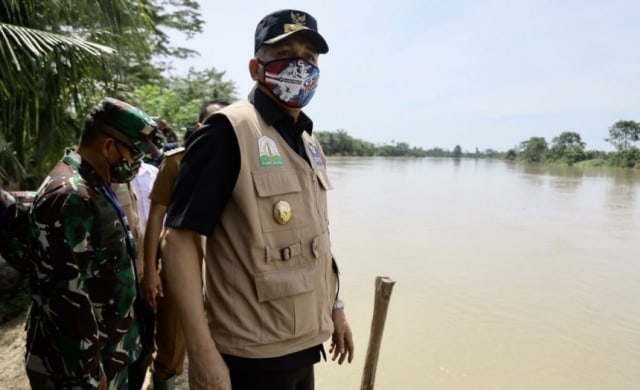 Plt Gubernur bersama Forkopimda Aceh meninjau lokasi banjir di Aceh Tamiang, Selasa (19/5). Foto: Humas Aceh