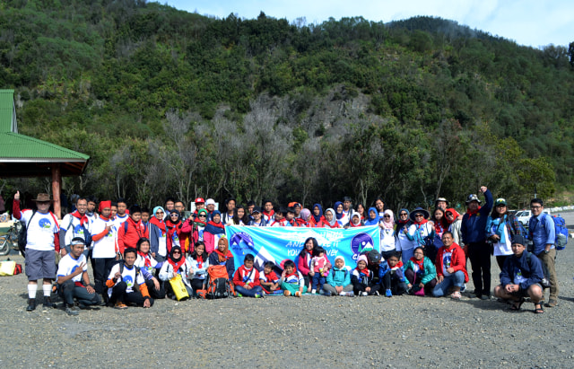 Para pendaki berfoto bersama di Camp David sebelum mendaki Gunung Papandayan  (Foto: Jamal Mahfudz)