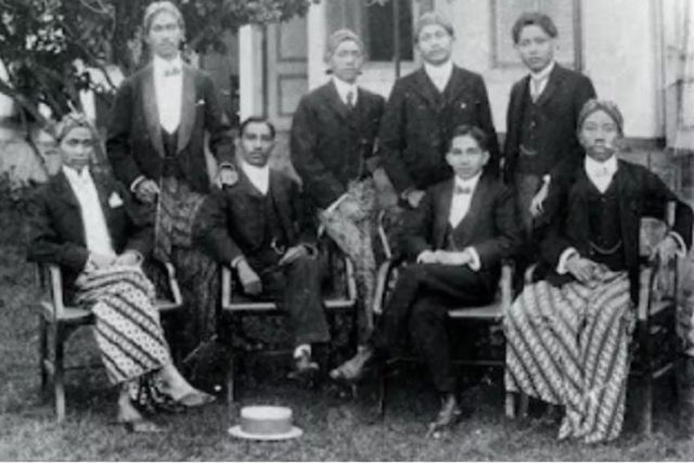 Pelajar STOVIA dan anggota Boedi Oetomo. Foto: kemdikbud.go.id