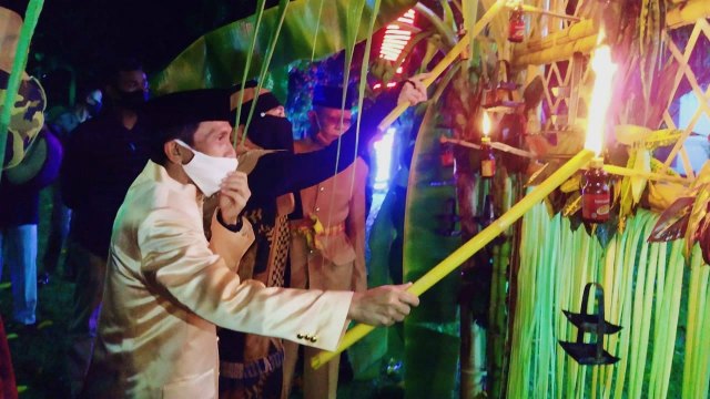 Bupati Gorontalo, Nelson Pomalingo yang melaksanakan tradisi malam pasang lampu secara simbolis di depan Rumah Dinas Bupati. Rabu, (20/5). Foto: Dok istimewa 