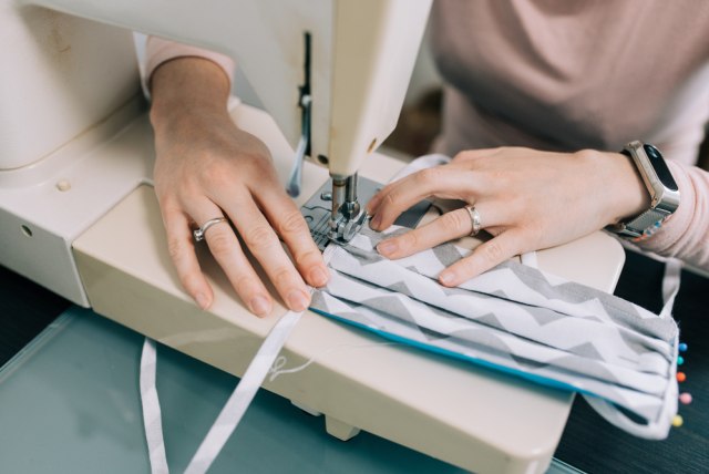 com-Ilustrasi produksi masker kain. Foto: Shutterstock