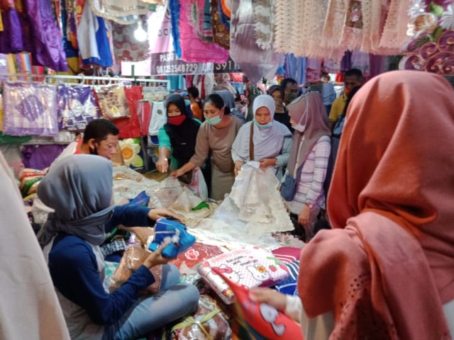 Suasana Pasar Kepanjen saat PSBB. Foto: Rizal Adhi.