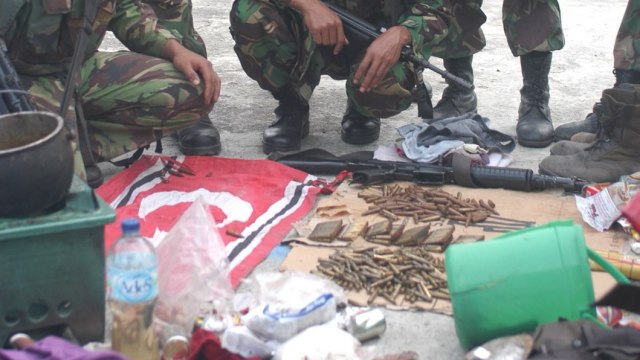 Barang bukti milik GAM saat konflik Aceh, usai kontak senjata di Ujong Pancu, Aceh Besar. Dok. Adi Warsidi 