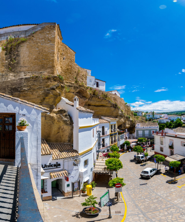 Setenil de las Bodegas yang menawan kala musim panas Foto: Shutterstock