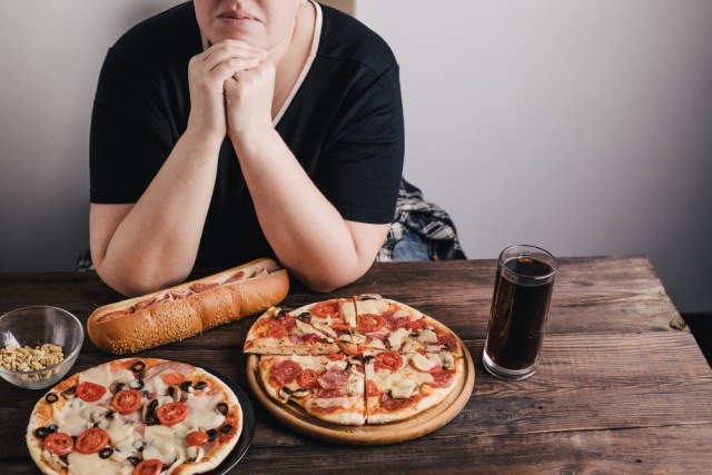 Ilustrasi makan berlebihan Foto: Shutter Stock