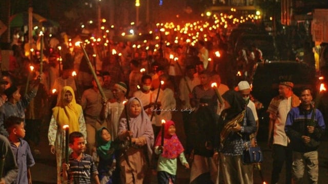 Pawai obor di Dompu. Foto: Edward Edy.