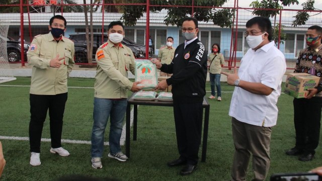 Anies Baswedan terima bantuan sembako untuk Jakmania terdampak corona. Foto: Dok. Pemprov DKI