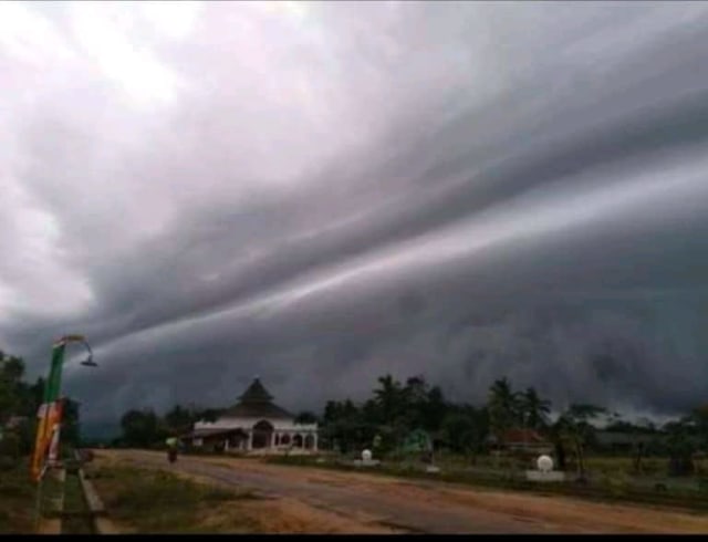 Awan tebal terlihat diatas langit Tulang Bawang, Rabu (20/5) | Foto: Yai Aguz, Facebook