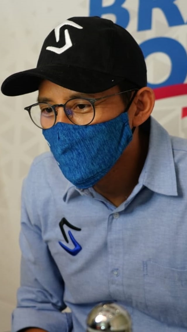 Sandiaga Uno saat mengajak masyarakat lelang brand lokal untuk bantu tangani virus corona. Foto: Dok. Sandiaga Uno