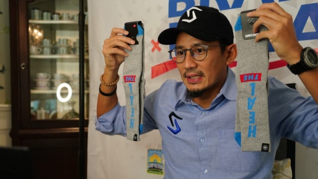Sandiaga Uno saat mengajak masyarakat lelang brand lokal untuk bantu tangani virus corona. Foto: Dok. Sandiaga Uno