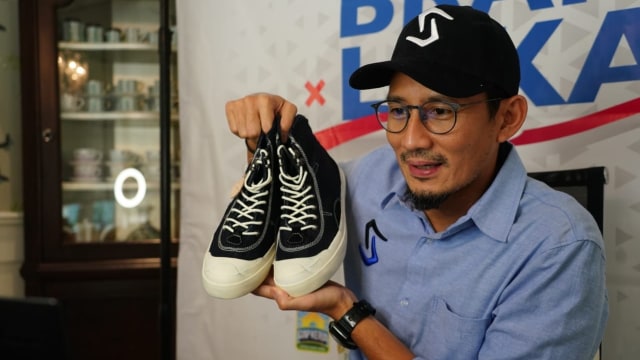Sandiaga Uno saat mengajak masyarakat lelang brand lokal untuk bantu tangani virus corona. Foto: Dok. Sandiaga Uno