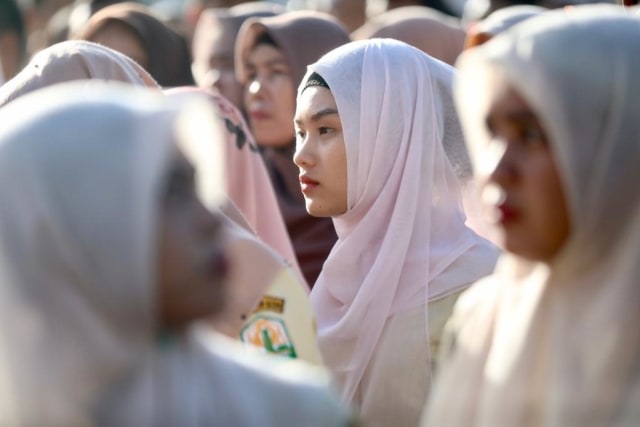 ASN dan Tenaga Kontrak di lingkungan Pemerintah Aceh saat mengikuti apel hari pertama masuk kantor usai libur Hari Raya Idul Fitri 1440 Hijriah. Foto: Suparta/acehkini