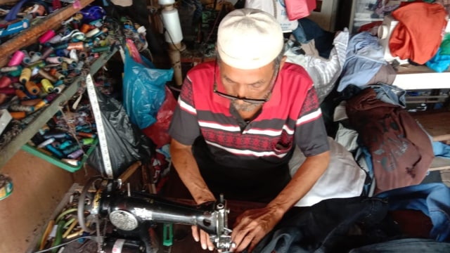 MARDI, penjahit penerima bantuan sembako dan uang tunai diberikan DCODE bekerjasama dengan Kumparan di Pekanbaru, Riau. 