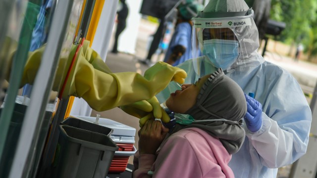 Warga mengikuti test swab COVID-19 di Jakarta, Rabu (20/5/2020).  Foto: Antara/MUHAMMAD ADIMAJA