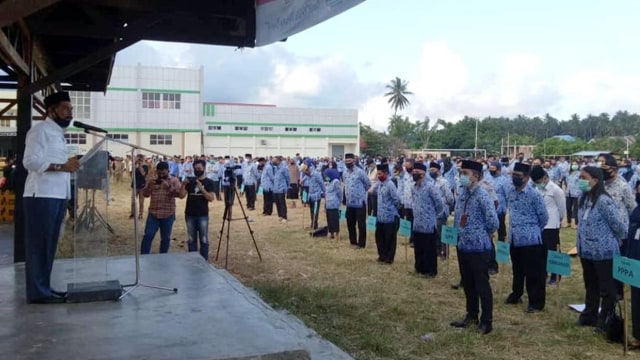 Bupati Kabupaten Boltim, Sehan Salim Landjar saat memberikan motivasi kepada ASN yang ikut dalam kegiatan apel Hari Kebangkitan Nasional (foto: istimewa)