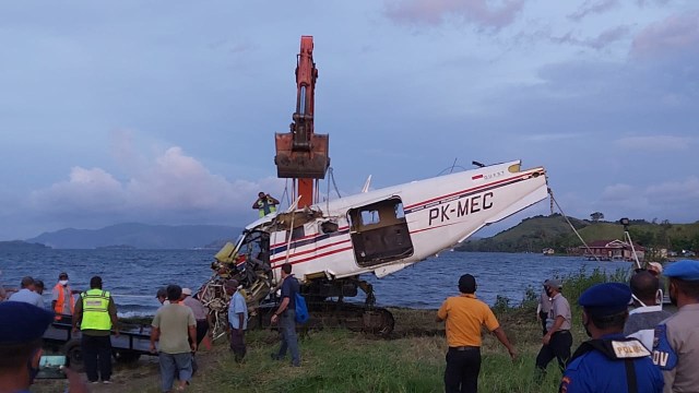 Proses evakuasi badan pesawat MAF dari dasar Danau Sentani. (Dok: Polda Papua)