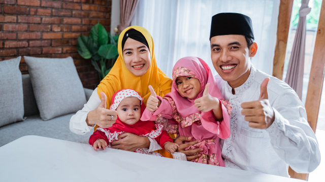 Ilustrasi Lebaran di rumah aja bersama keluarga. Foto: Shutterstock