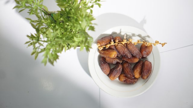 Ilustrasi Berbuka Puasa dengan Kurma. Foto: Nugroho Sejati/kumparan