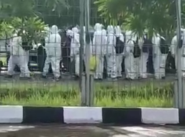 Ratusan TKA asal China yang pulang melalui Bandara SMB II Palembang dengan berpakaian hazmat. (foto: dok. istimewa)