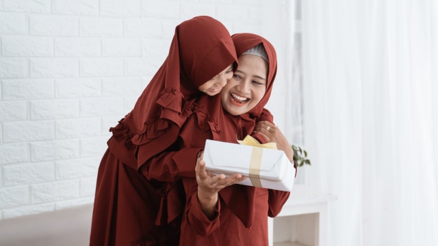 Ilustrasi mendapatkan hadiah lebaran dari keluarga. Foto: Shutterstock