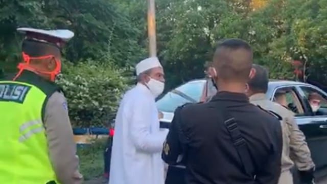 Viral Video Abdullah Assegaf lawan petugas PSBB Surabaya Raya. Foto: Dok. Istimewa