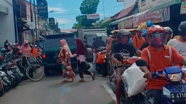 Banyaknya pemudik juga mempengaruhi kepadatan lalu lintas, Salah satunya di Jalan Letjen Suprapto Brebes,