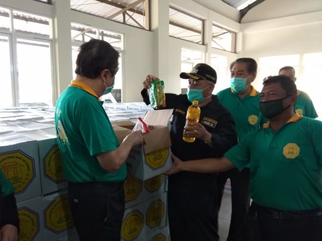 Bupati Malang, Sanusi, melihat isi sembako. Foto: Shintya Juliana.